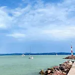 Kikötő Sétány I.